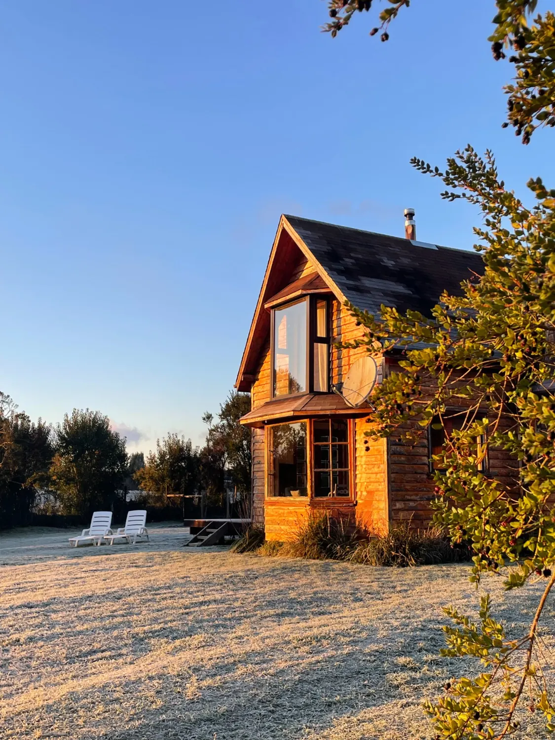 La casa en una mañana de invierno con el jardín cubierto de escarcha