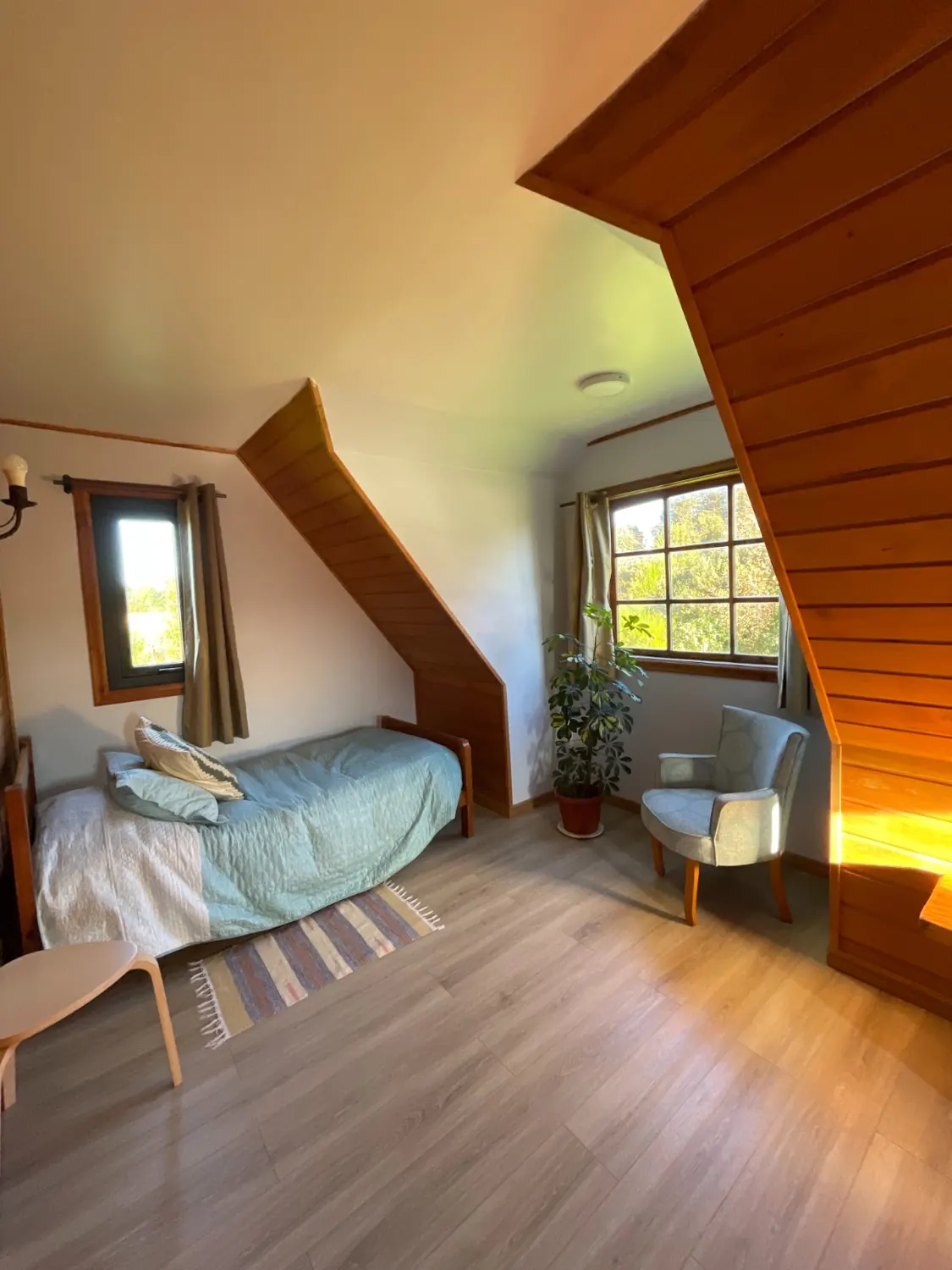 Habitación Laurel con camas individuales y techo inclinado de madera
