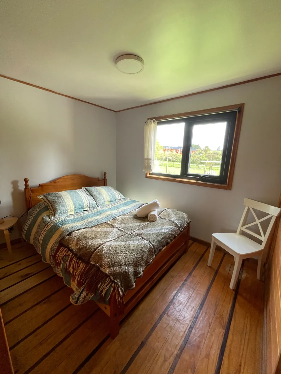 Habitación Roble con cama matrimonial y ventana al jardín